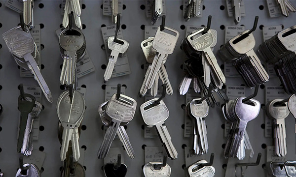Titelbild von hängenden Schlüsseln für die Der Aufsperrer Referenzseite