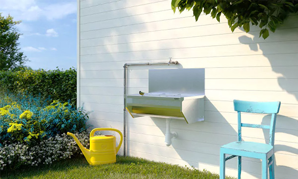 Titelbild eines draußen angebrachten Waschbecken für die KUNe Referenzseite